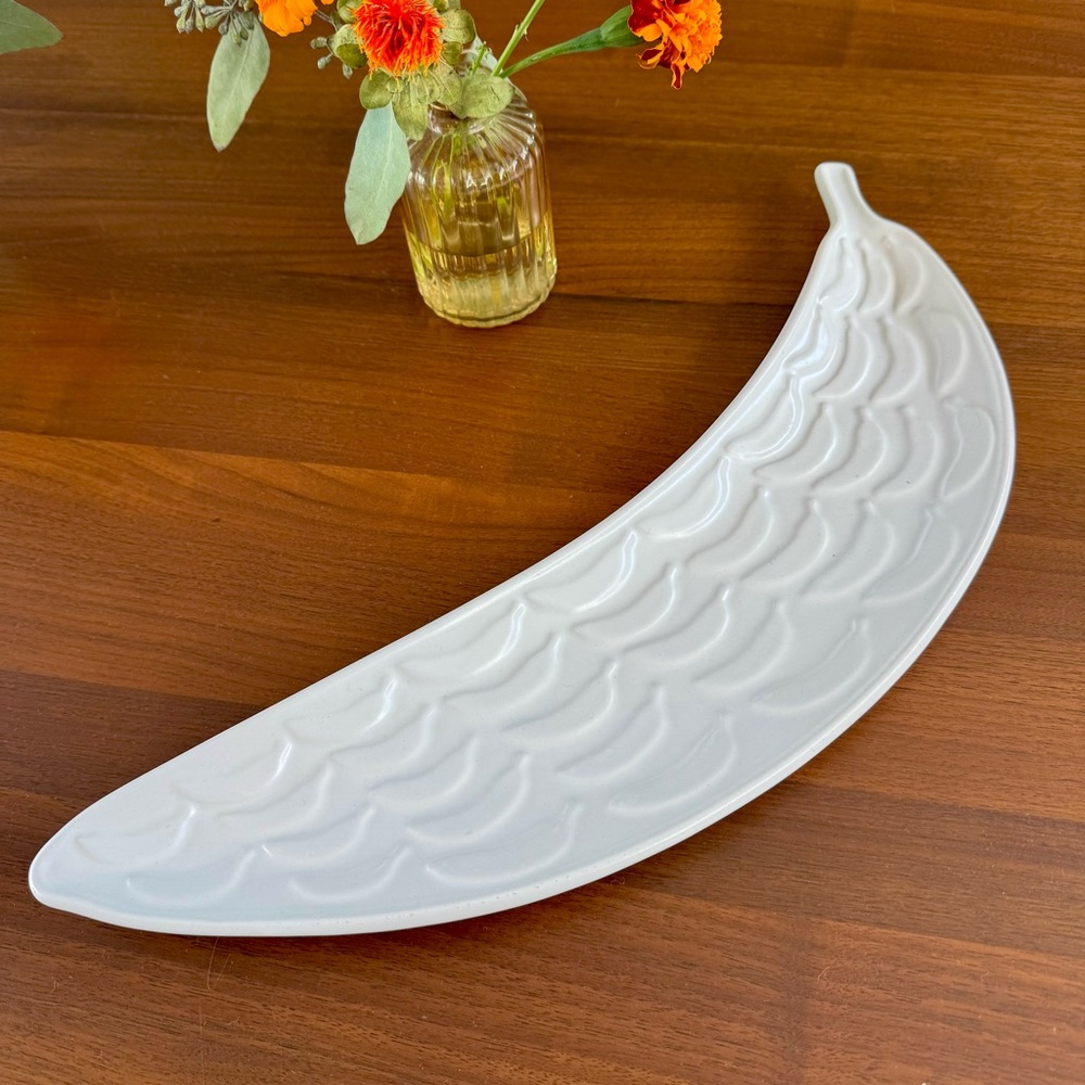 Jonathan Adler White Ceramic Pottery Banana Dish Serving Tray Serve-ware Hosting